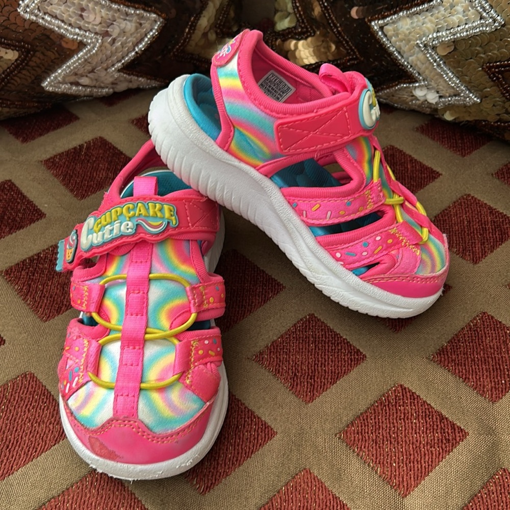 Sketchers girl jumpsters sandal Rainbow Sneakers, cup cake cutie size 7 🌹